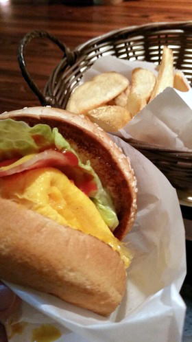 手作りなのでジューシーで美味しい。タートルズハンバーガー